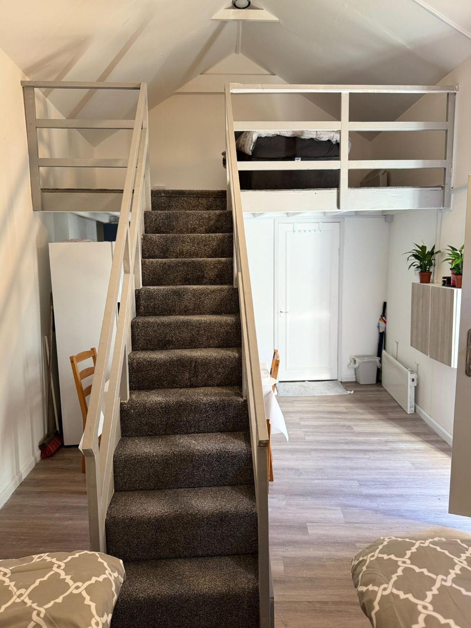 With 3 Beds- 20 Min From Bridge And Gatwick Airport * London