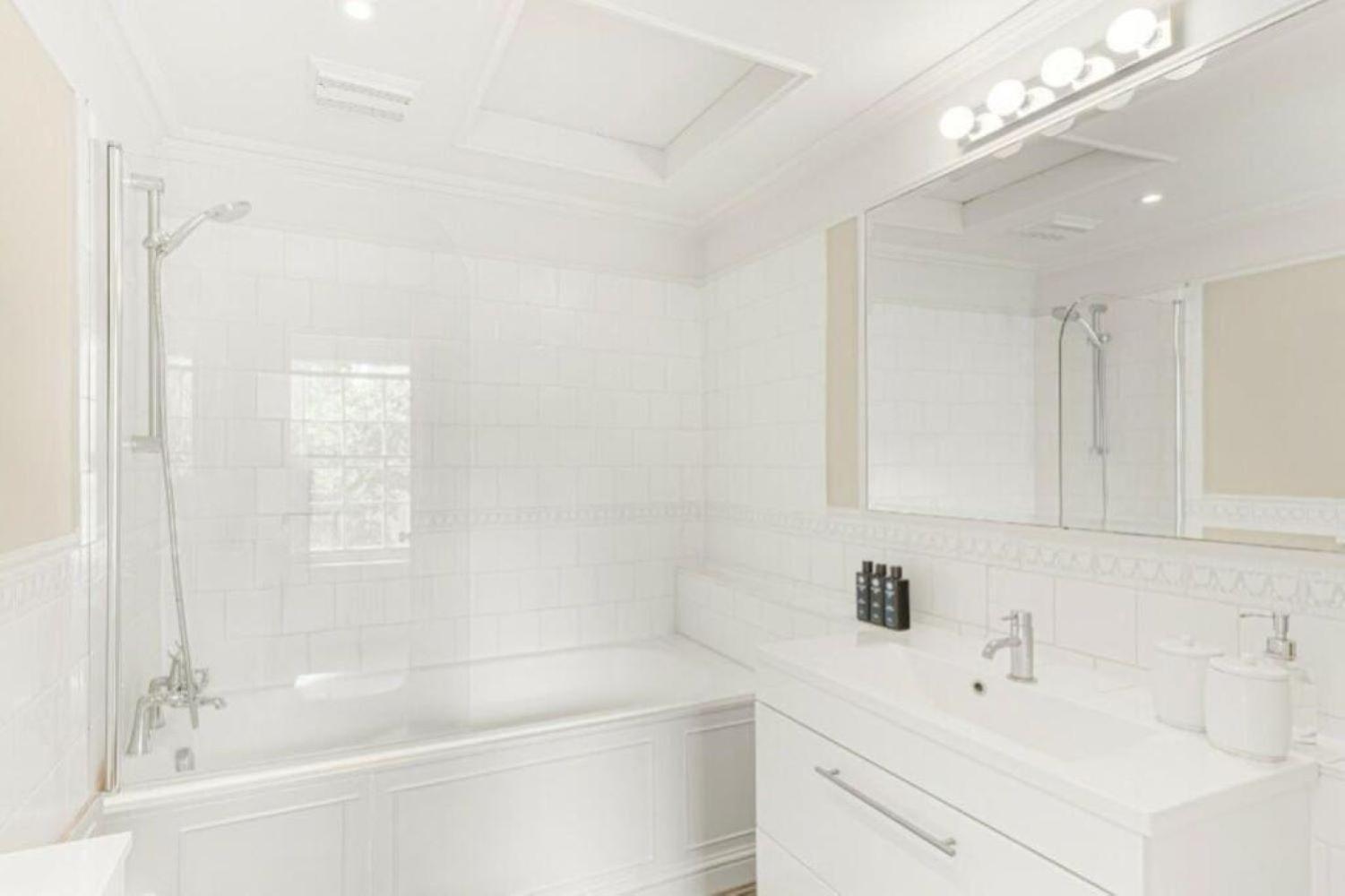 Bright Spacious In Mayfair 1600sqft Sleeps Up To 6 People London