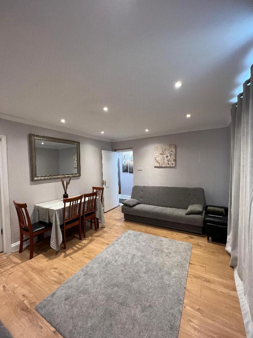 Apartment For Up To 6, Next To Big Ben & Eye London