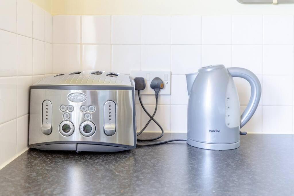 Homely 1 Bedroom In Beckton With Parking Apartment