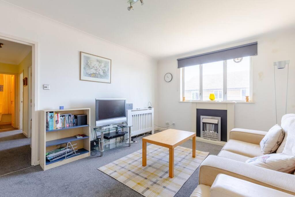 Homely 1 Bedroom In Beckton With Parking Apartment *