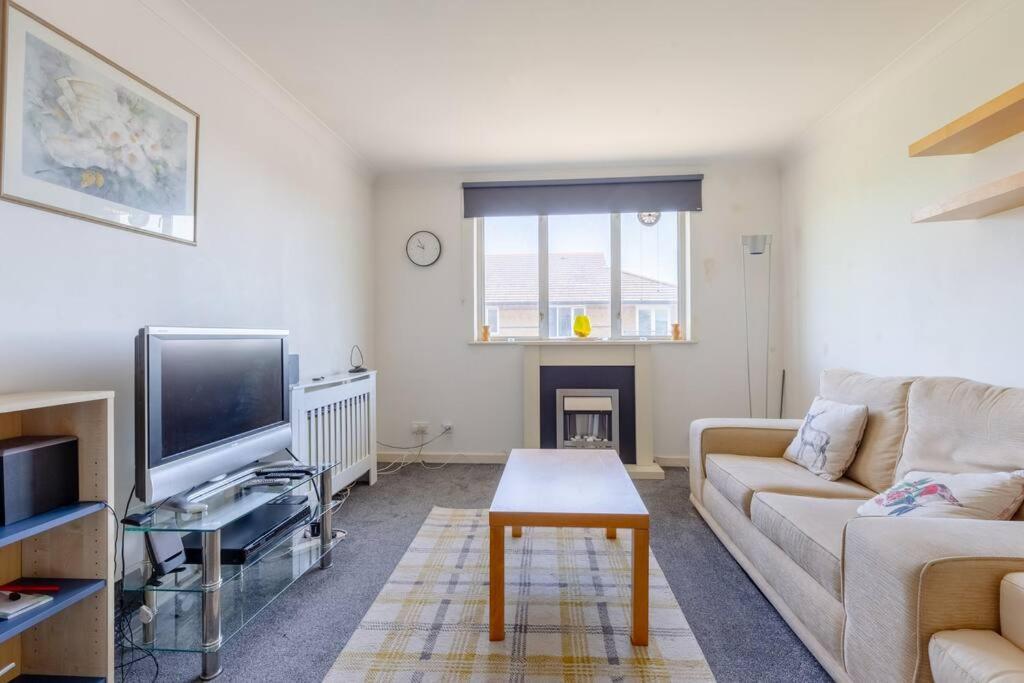 Homely 1 Bedroom In Beckton With Parking Apartment London
