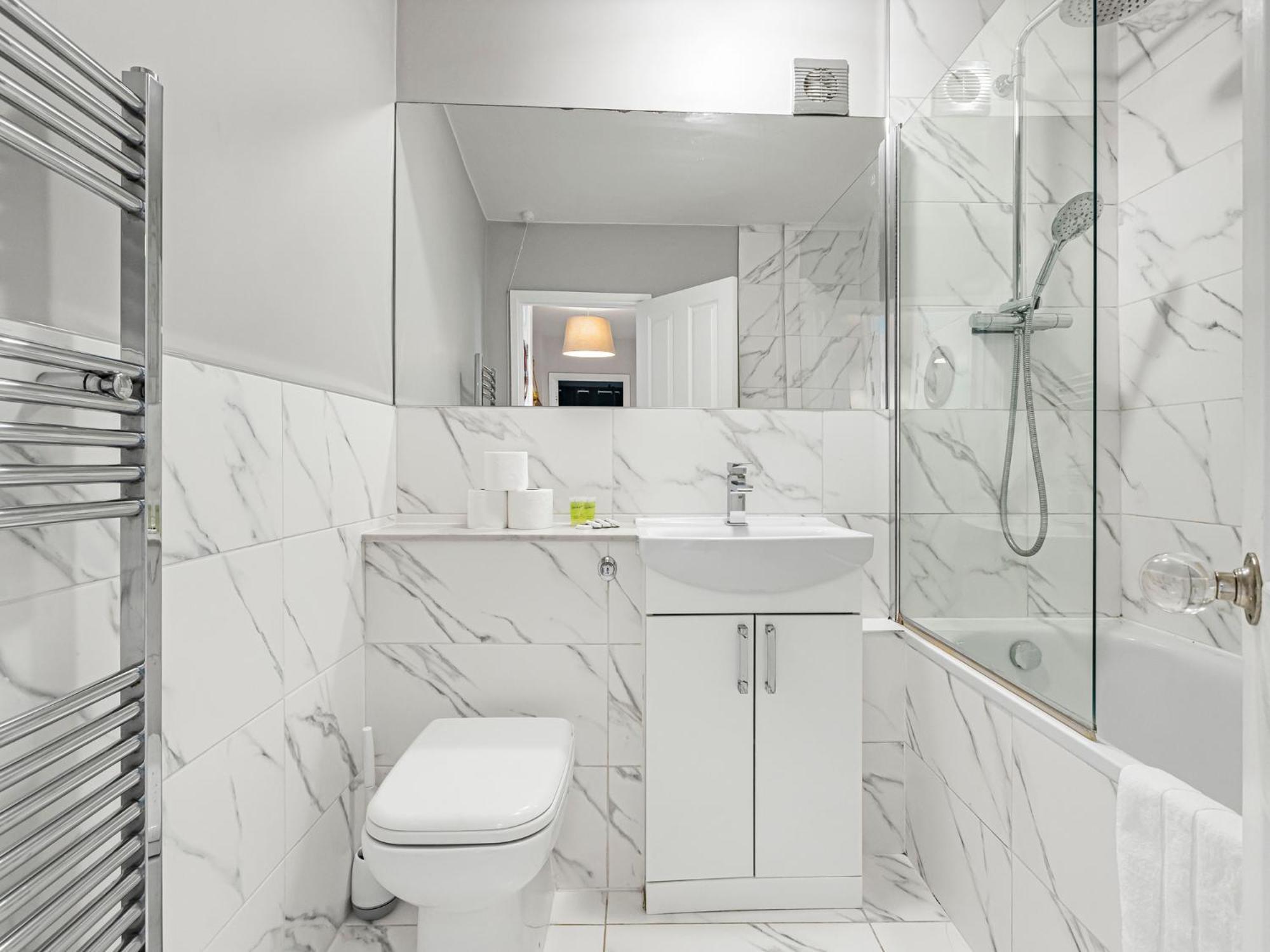 Pass The Keys - Stylish Flat With View In West Central Apartment *