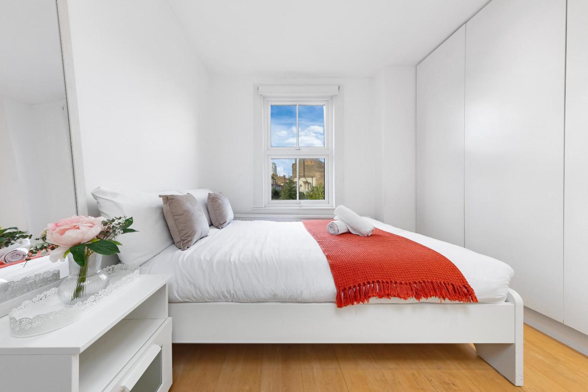 Apartment Luxury 4-bedroom Modern Flat In Steps From Station, Sleeps 9 In Style! London