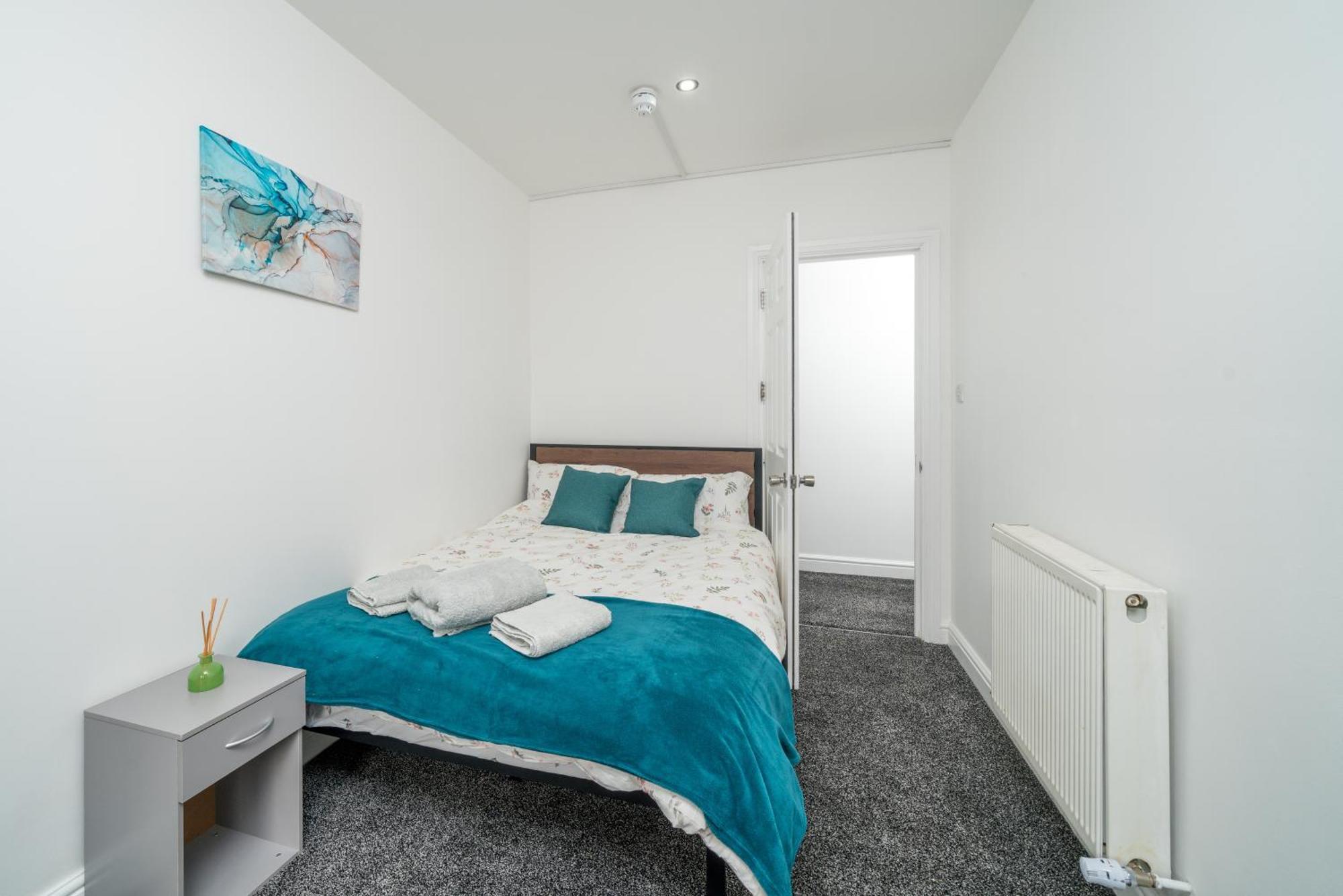 3 Bed By Canning Town Station * London