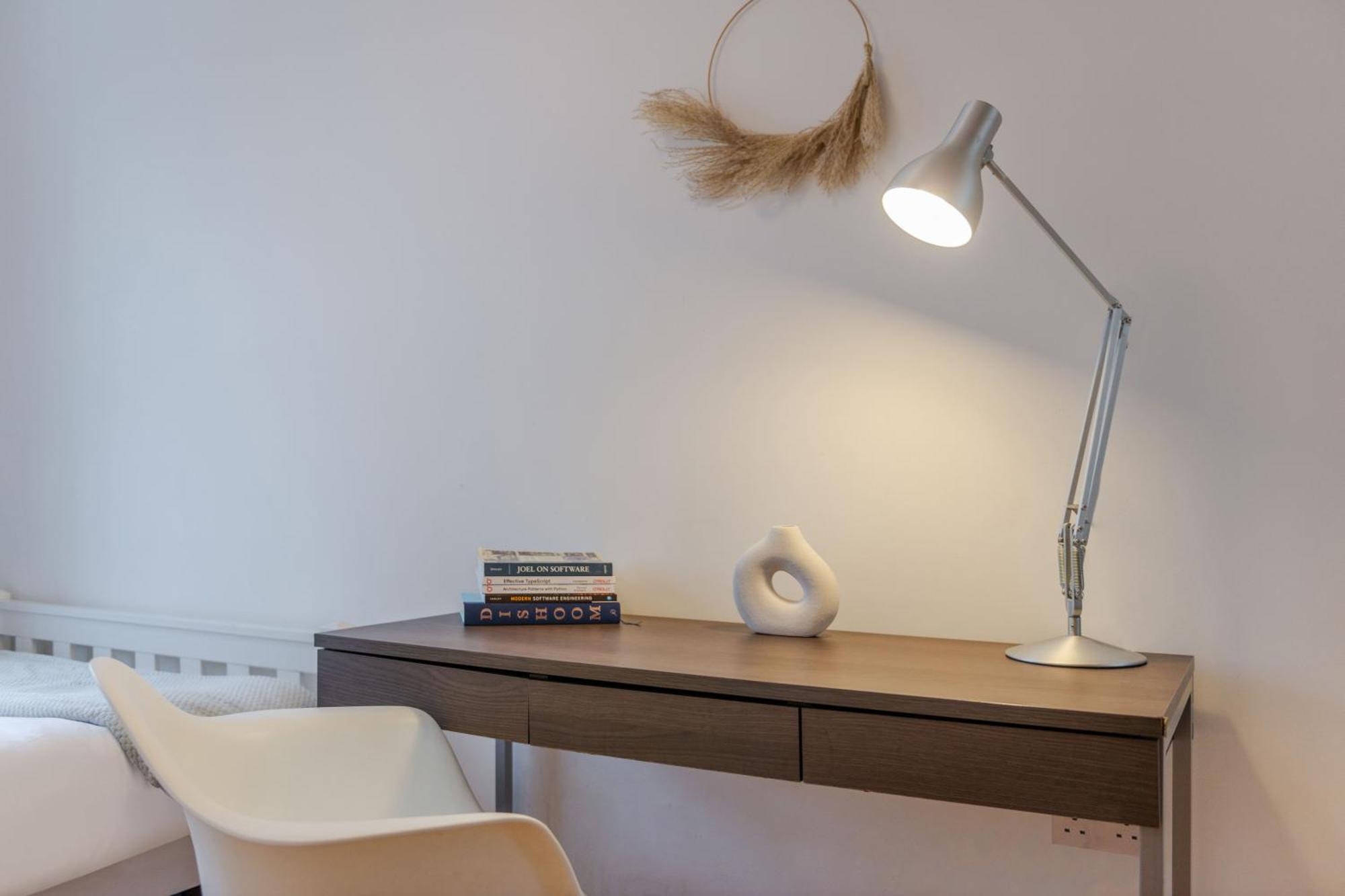 Kensington & Chelsea - Stylish In Apartment