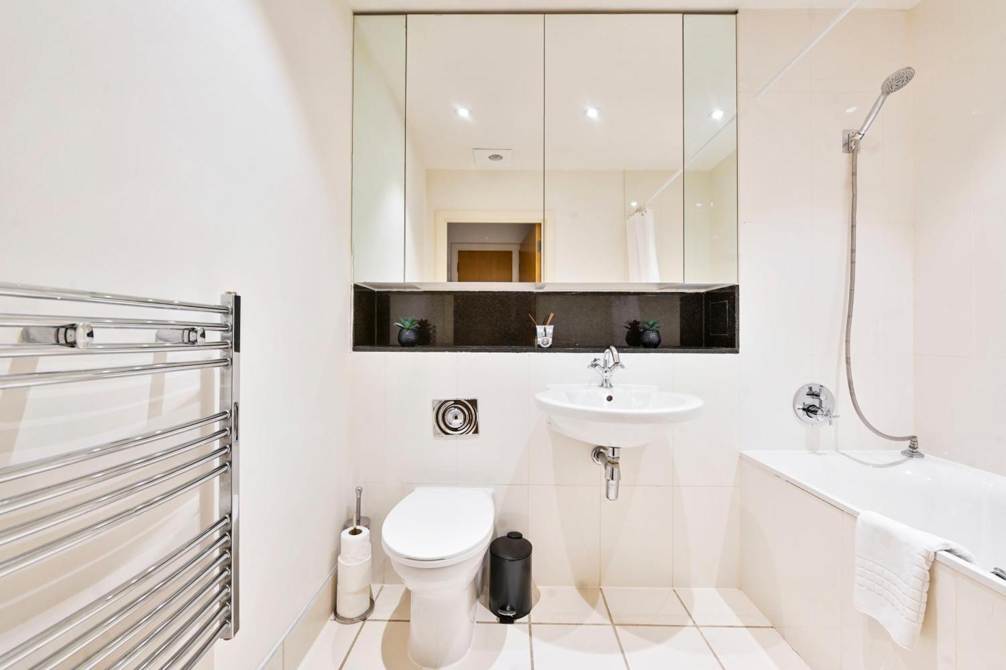 The Thamesview - Stylish 2 Bed Flat With Balcony Apartment