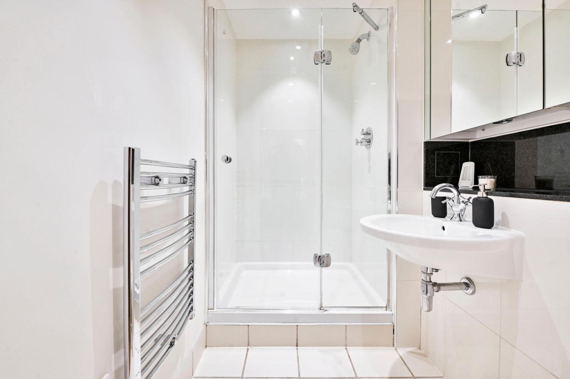 The Thamesview - Stylish 2 Bed Flat With Balcony Apartment London