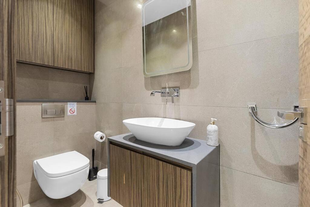 Stylish 2 Bed Split Level Flat Leilighet *
