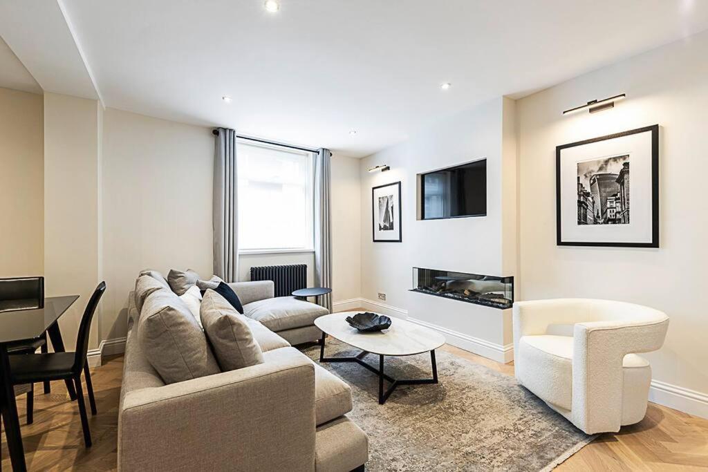 Urban Chic 2-bedroom Mews Escape London