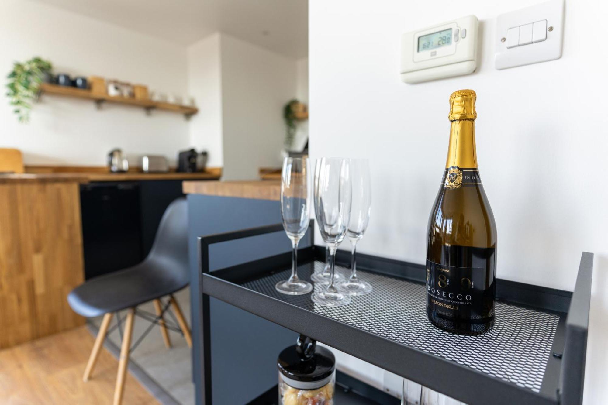 Flat In Canary Wharf With Amazing Views & Balcony Apartment *