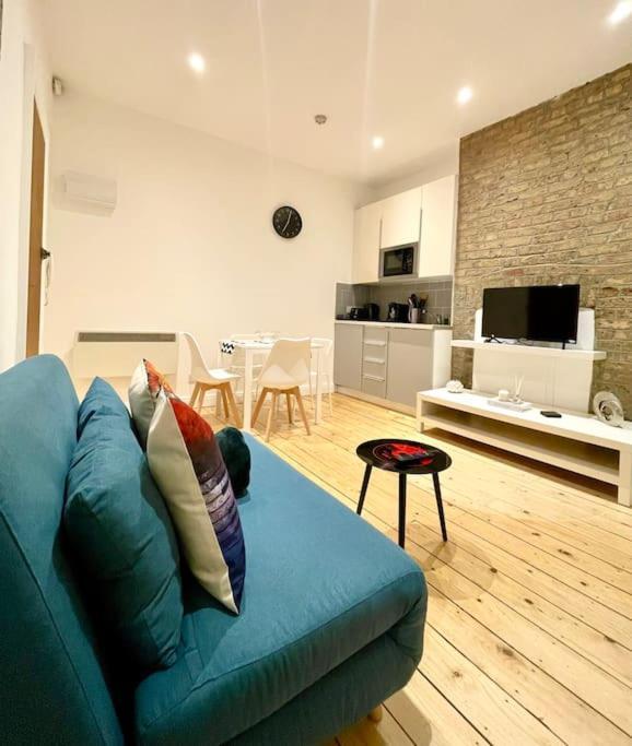 Cozy Balcony Flat With Canal View London