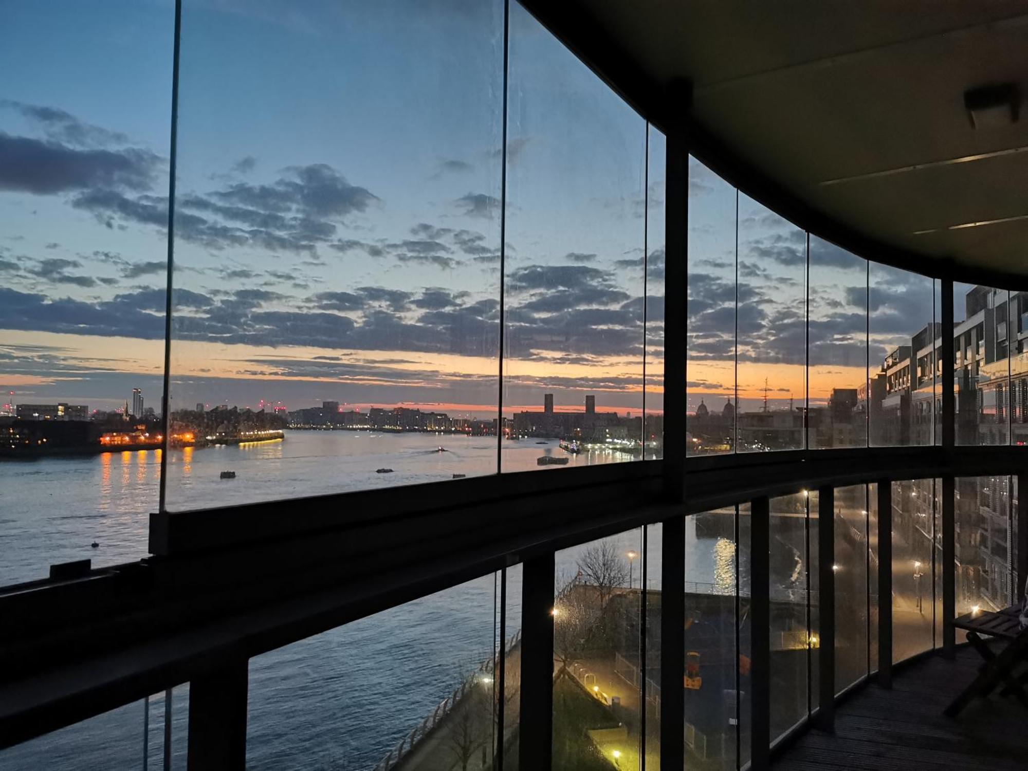 In Flat With Stunning Thames River View * Londen