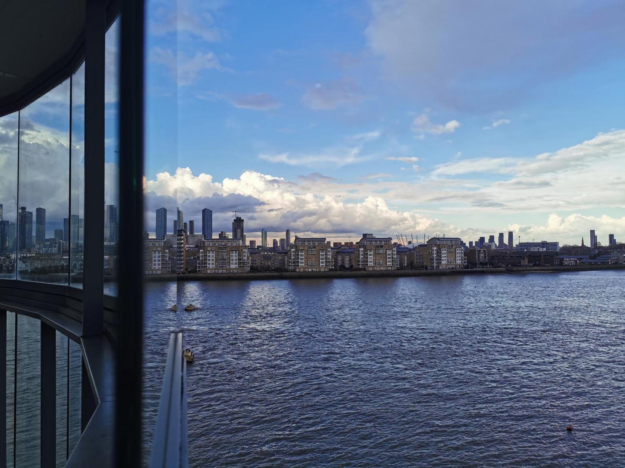 In Flat With Stunning Thames River View Londen