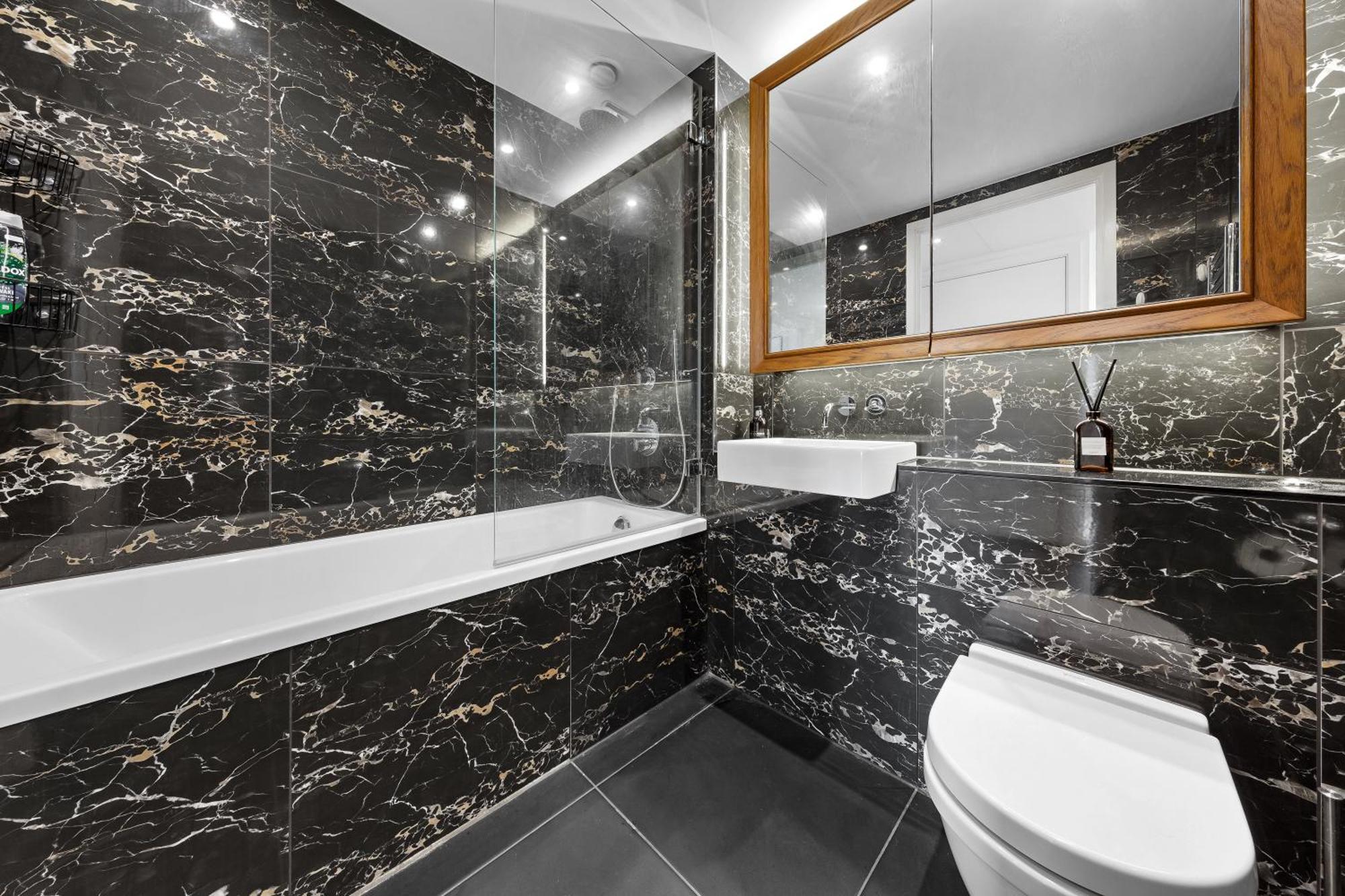 18th Floor Luxury 2 Bedroom, 2 Bathroom Sky View With Rooftop Access & Gym! Unbeatable Experience & Extreme Value! * Londres