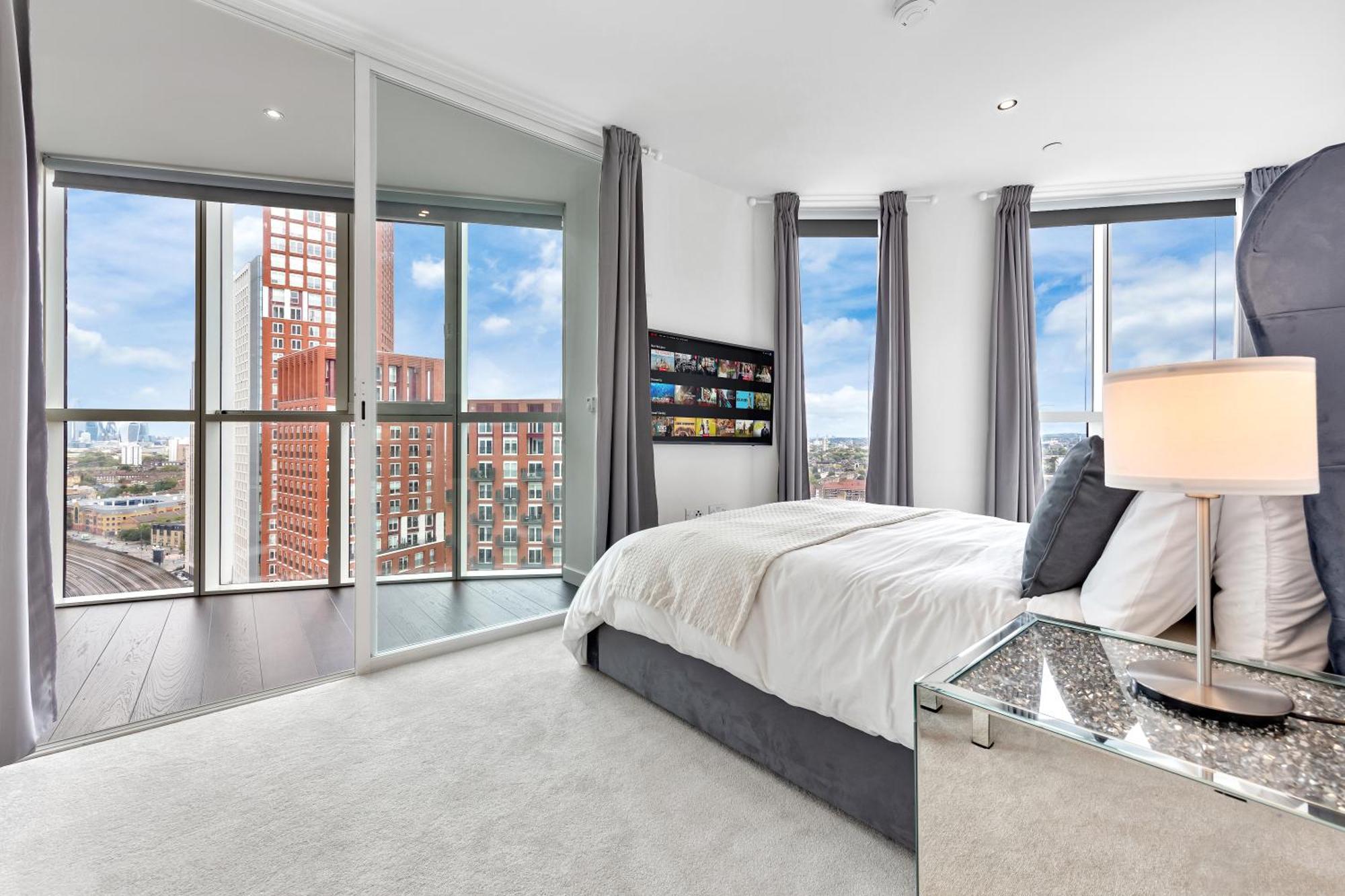 18th Floor Luxury 2 Bedroom, 2 Bathroom Sky View With Rooftop Access & Gym! Unbeatable Experience & Extreme Value! * Londres