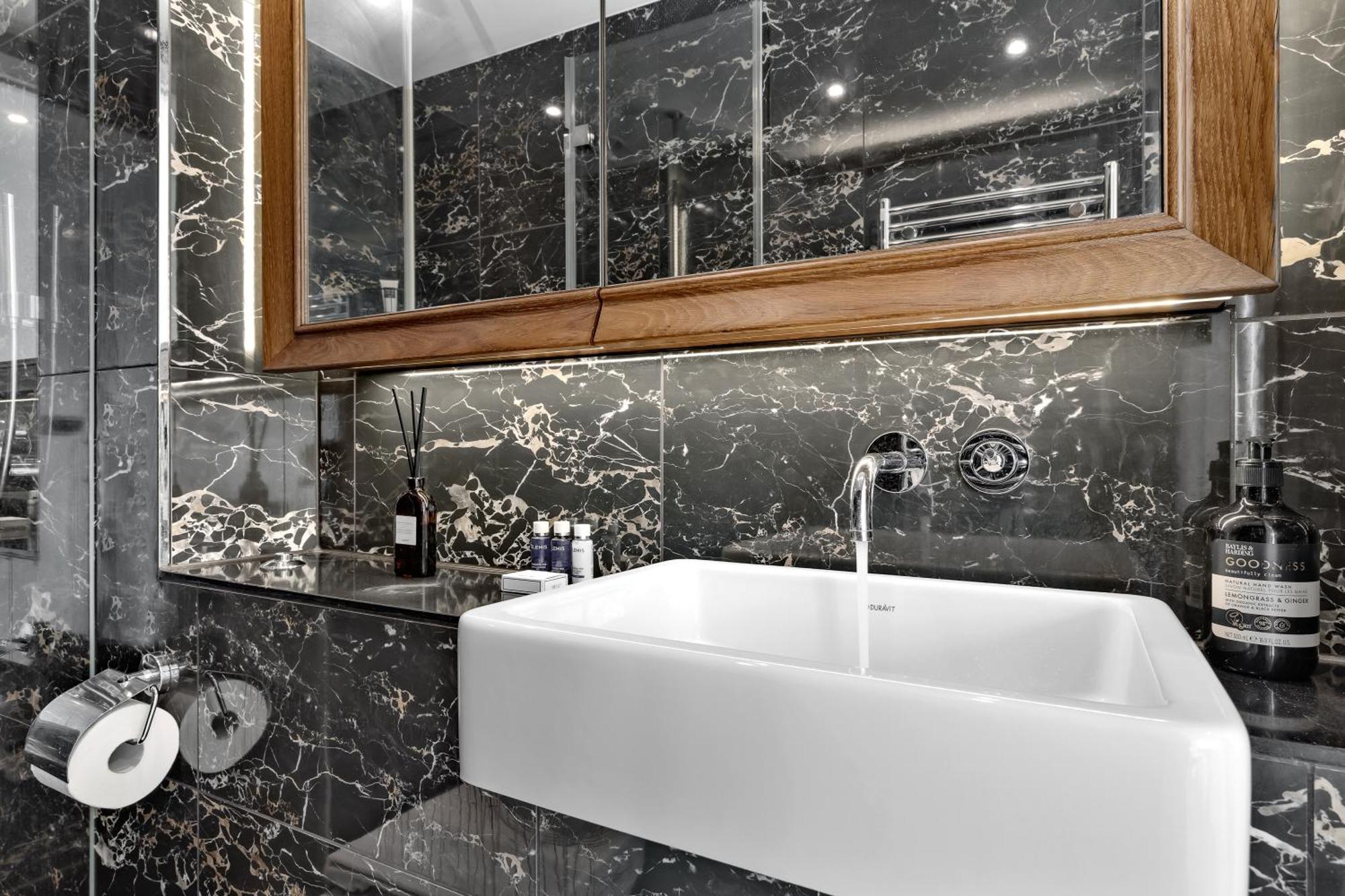 18th Floor Luxury 2 Bedroom, 2 Bathroom Sky View With Rooftop Access & Gym! Unbeatable Experience & Extreme Value! Apartamento