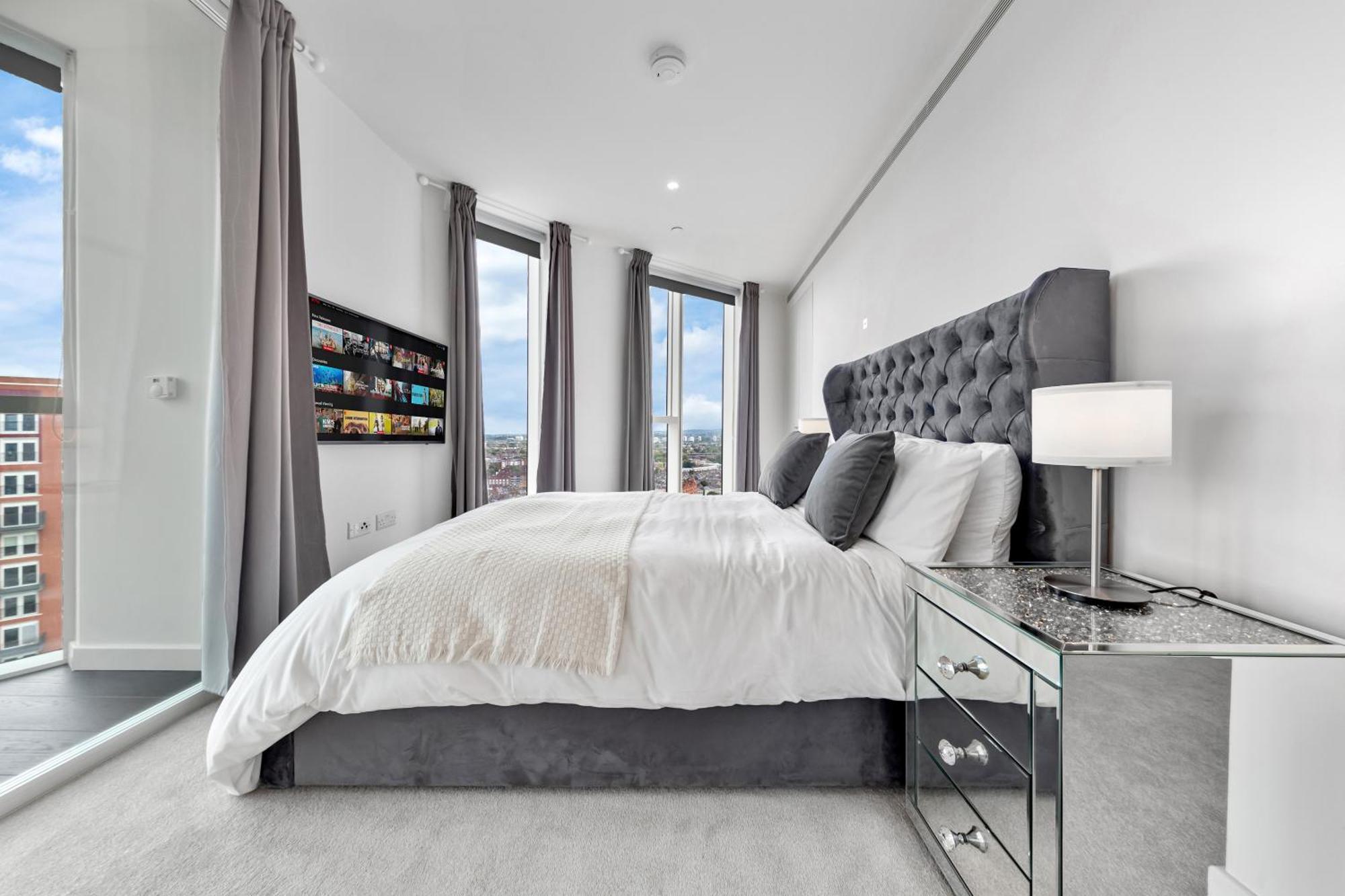 18th Floor Luxury 2 Bedroom, 2 Bathroom Sky View With Rooftop Access & Gym! Unbeatable Experience & Extreme Value! Apartamento Londres