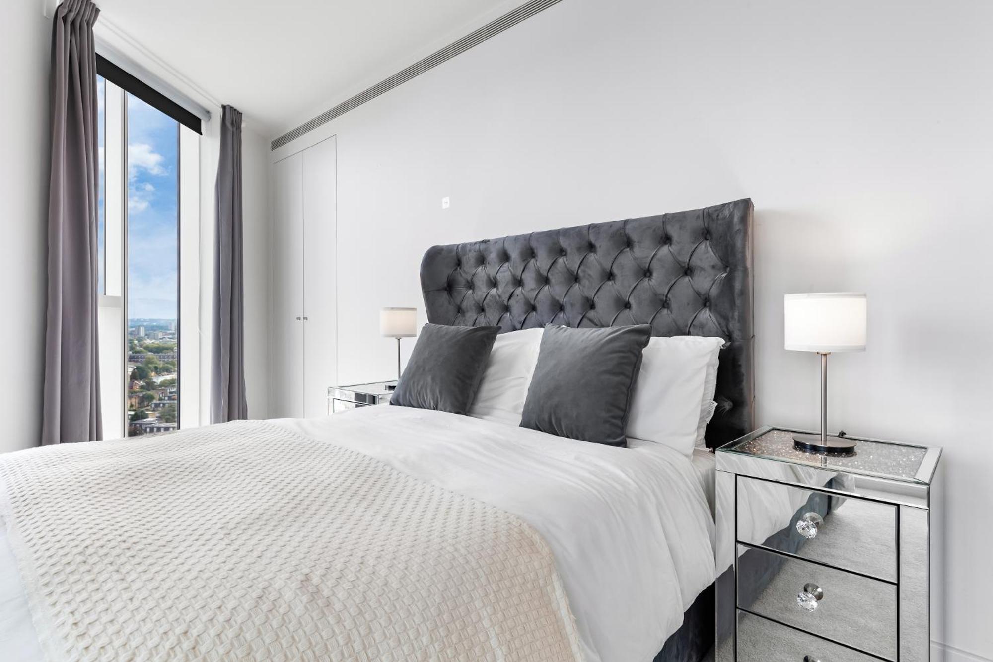 18th Floor Luxury 2 Bedroom, 2 Bathroom Sky View With Rooftop Access & Gym! Unbeatable Experience & Extreme Value! *