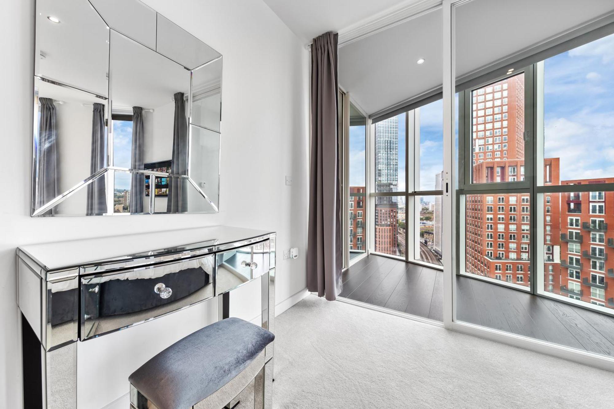 18th Floor Luxury 2 Bedroom, 2 Bathroom Sky View With Rooftop Access & Gym! Unbeatable Experience & Extreme Value! Apartment
