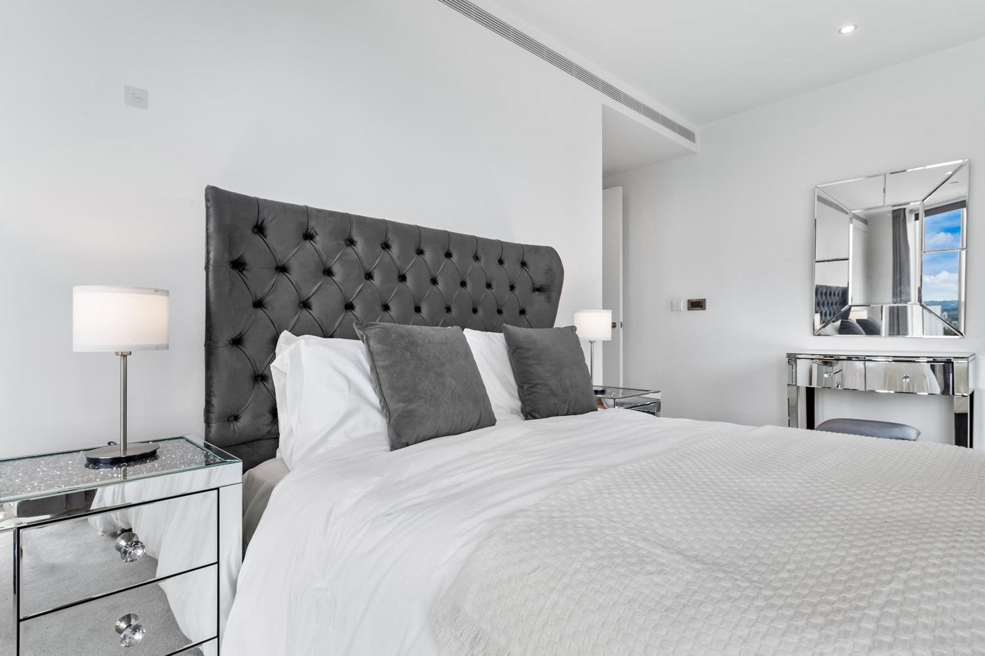 18th Floor Luxury 2 Bedroom, 2 Bathroom Sky View With Rooftop Access & Gym! Unbeatable Experience & Extreme Value! * Londres