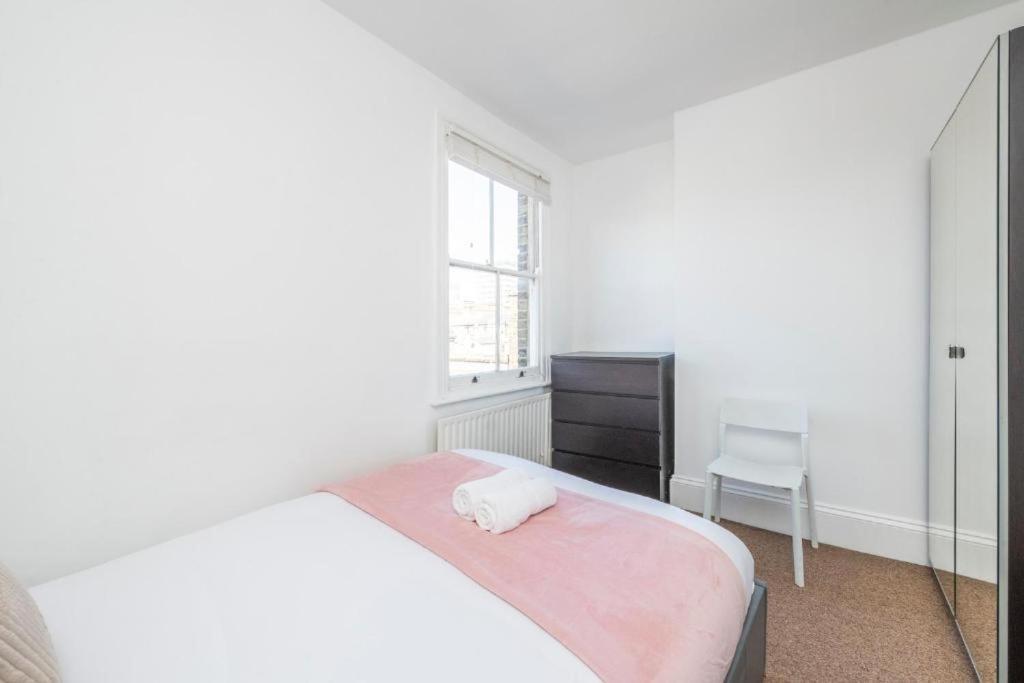 Apartment Luxury 4 Bedroom Flat With Stunning Shard View From Terrace In London! Next To Station, Sleeps 9 *