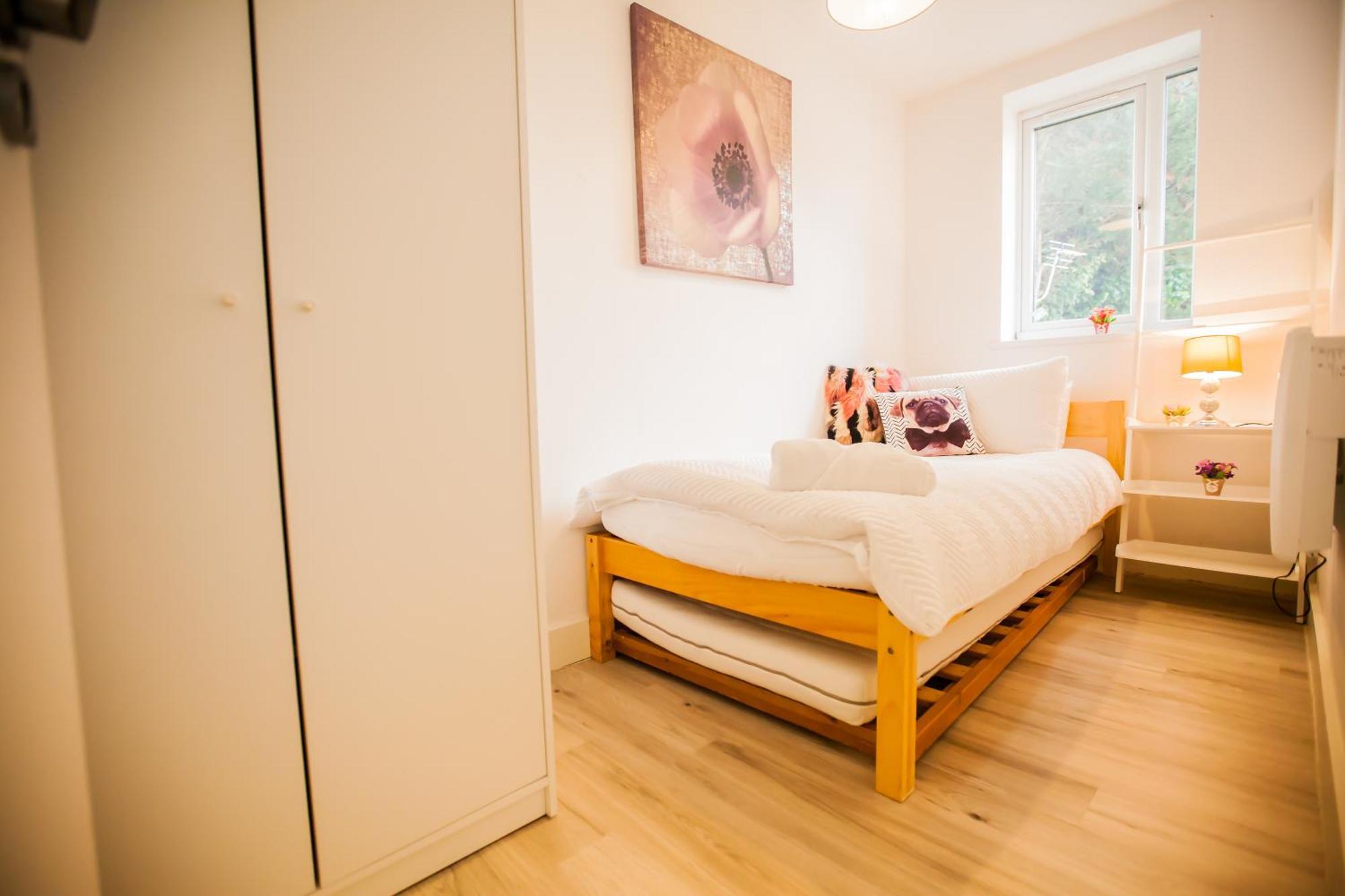 Apartamento Coombe Hill 2 Bedroom House & Parking Londres
