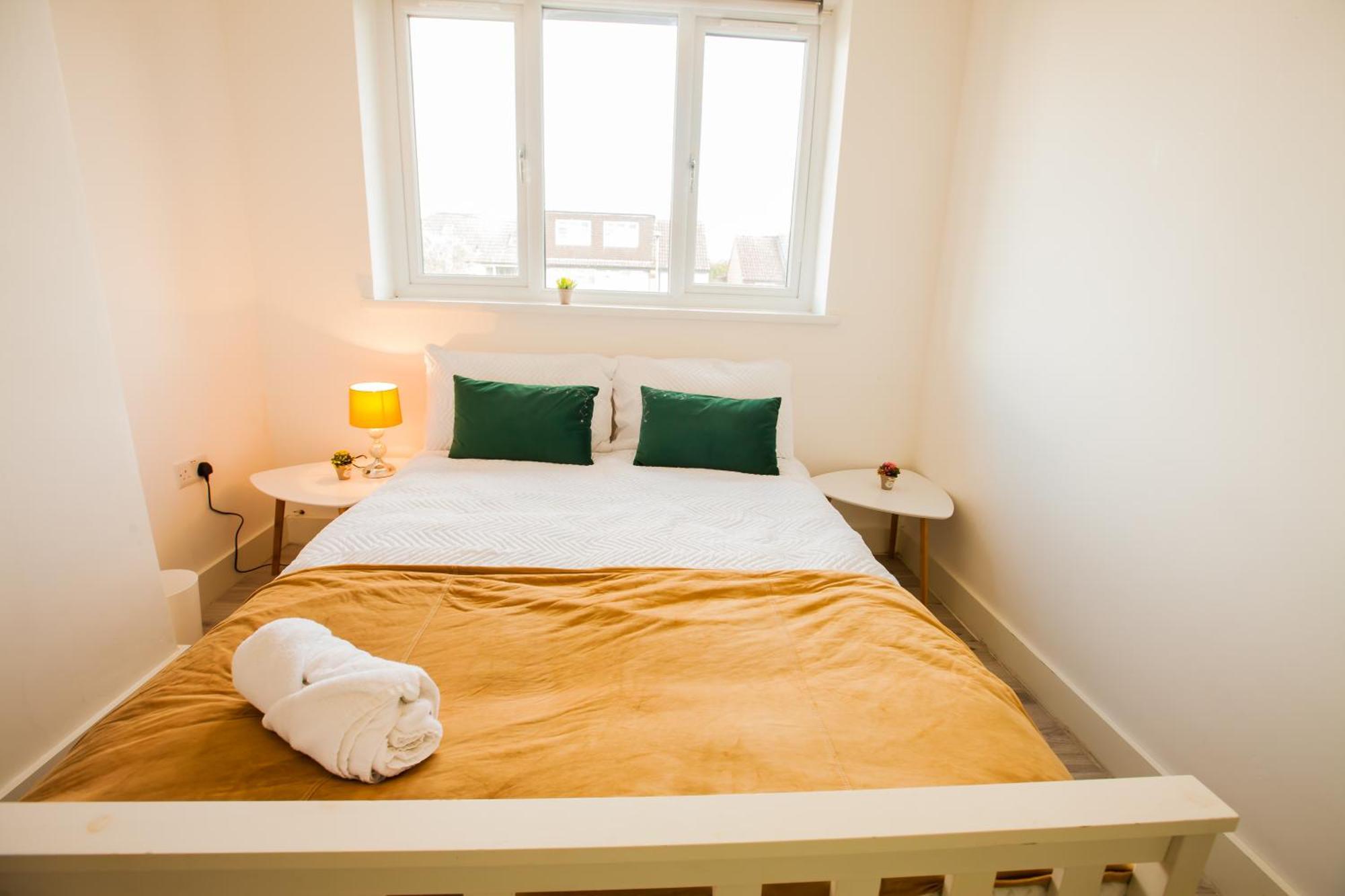 Coombe Hill 2 Bedroom House & Parking Apartamento *