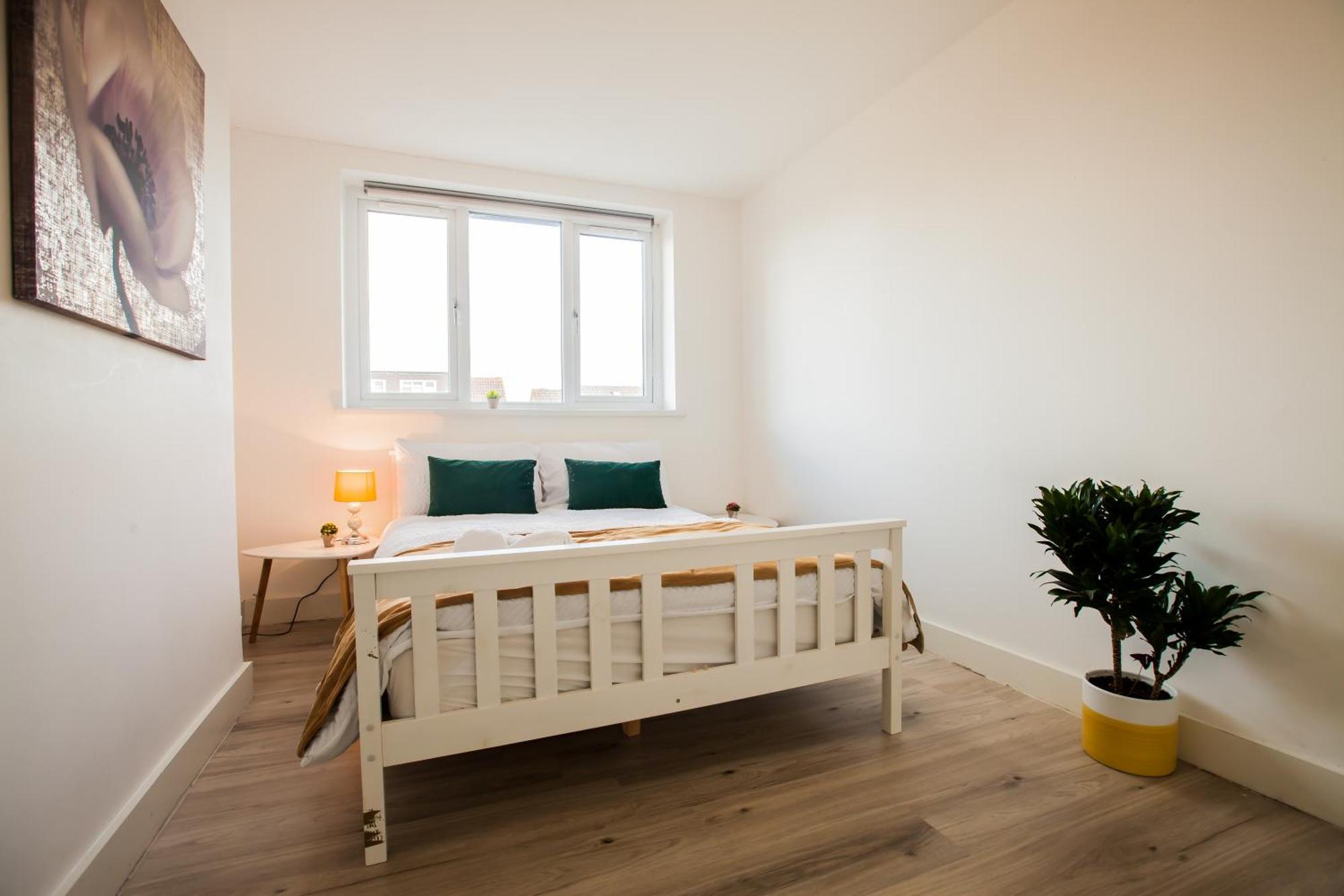 Coombe Hill 2 Bedroom House & Parking Apartamento Londres