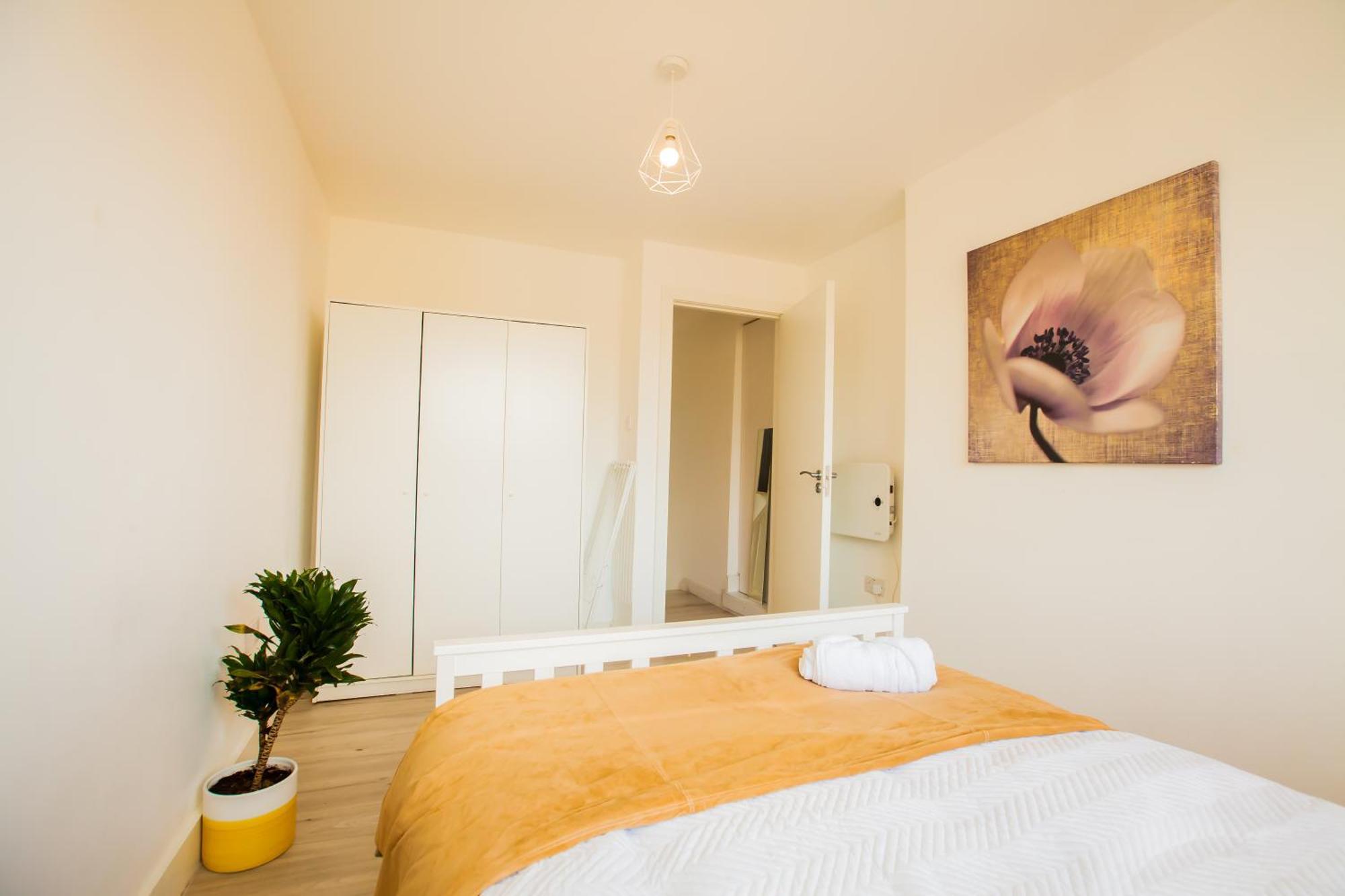 Coombe Hill 2 Bedroom House & Parking Londres