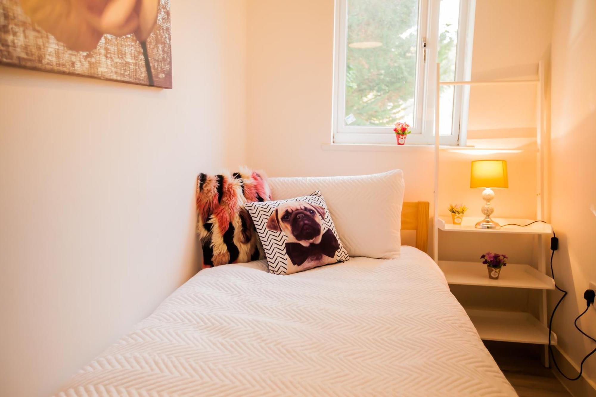 Coombe Hill 2 Bedroom House & Parking Apartamento