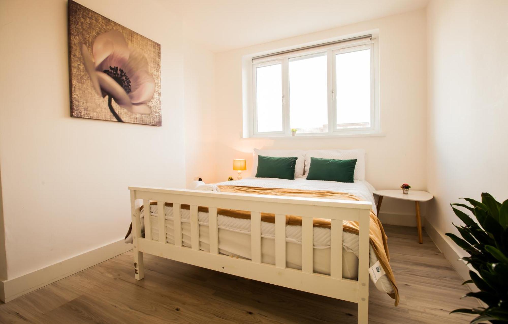 Apartamento Coombe Hill 2 Bedroom House & Parking Londres