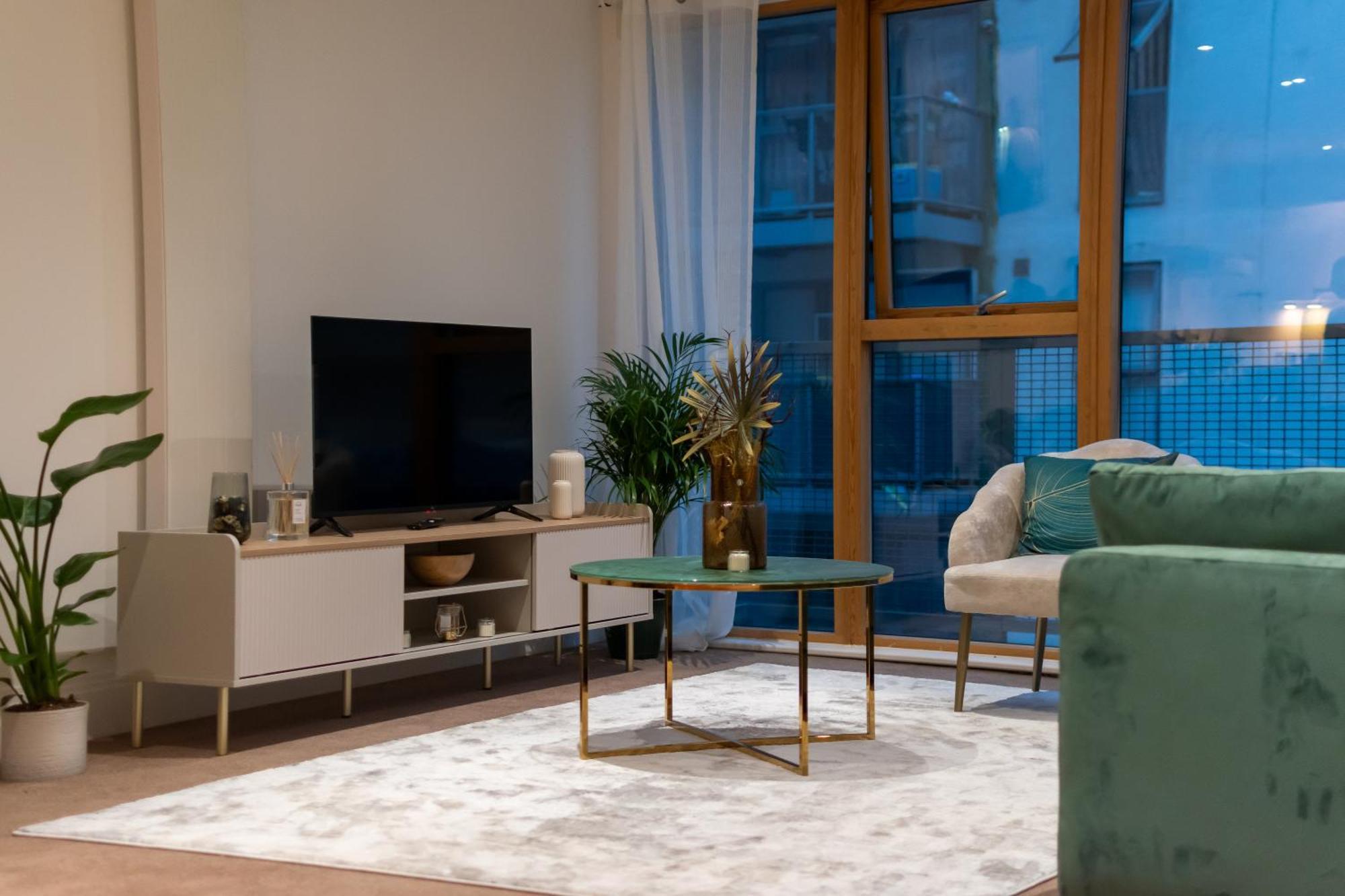 Cosy 2 Bed Hackney Sleeps 8 London
