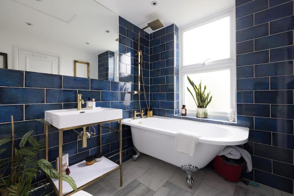 Stylish 2 Bed Loft With Terrace 2 Min From Tube Apartment