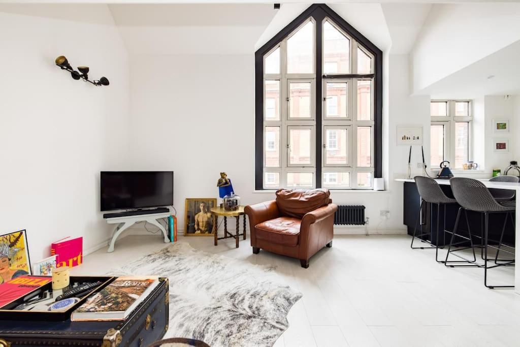 Stylish 2 Bed Loft With Terrace 2 Min From Tube London