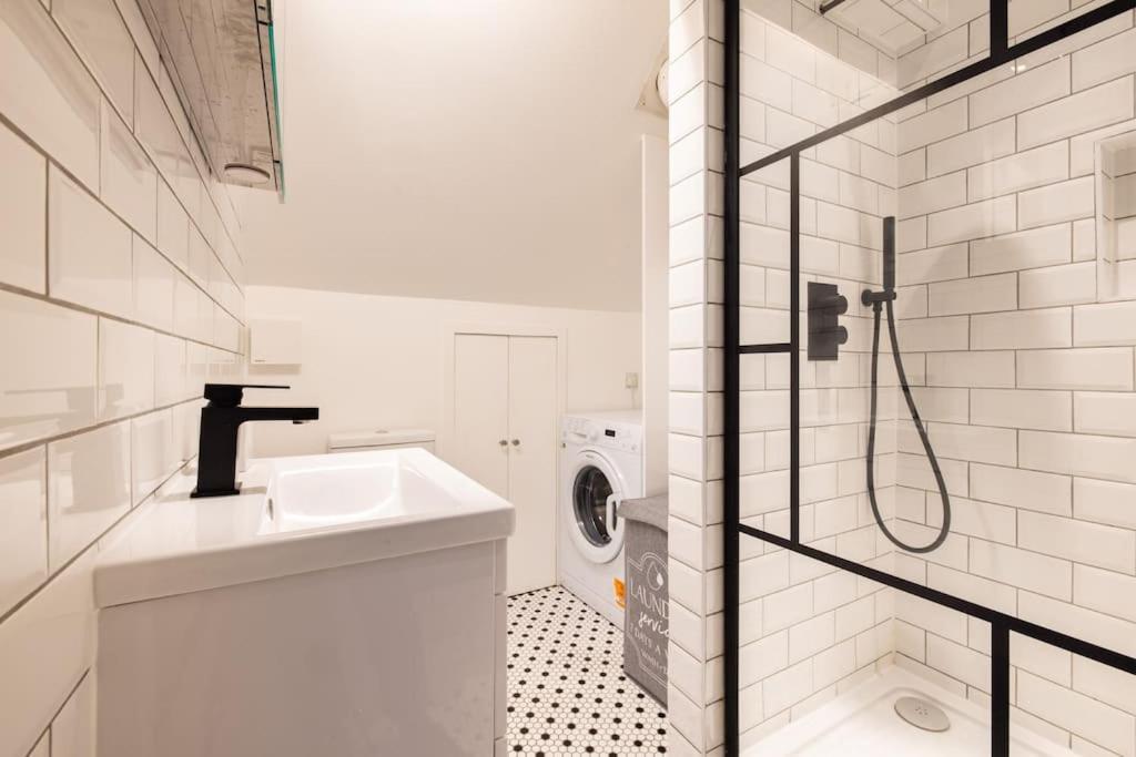 Stylish 2 Bed Loft With Terrace 2 Min From Tube Apartment