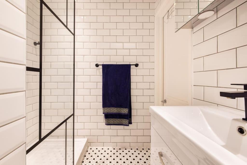 Stylish 2 Bed Loft With Terrace 2 Min From Tube Apartment London