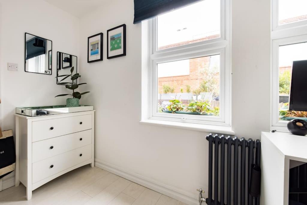 Stylish 2 Bed Loft With Terrace 2 Min From Tube London