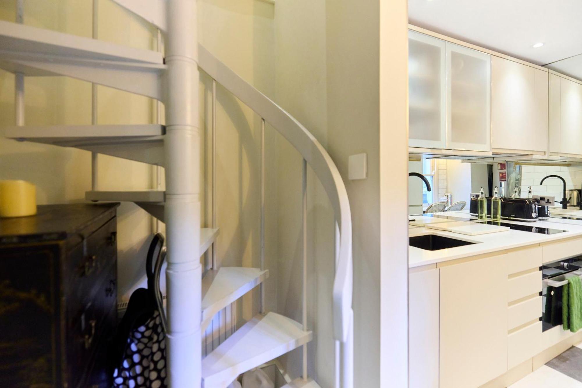 The Kensington Designer's Retreat - Modern 1bdr Flat