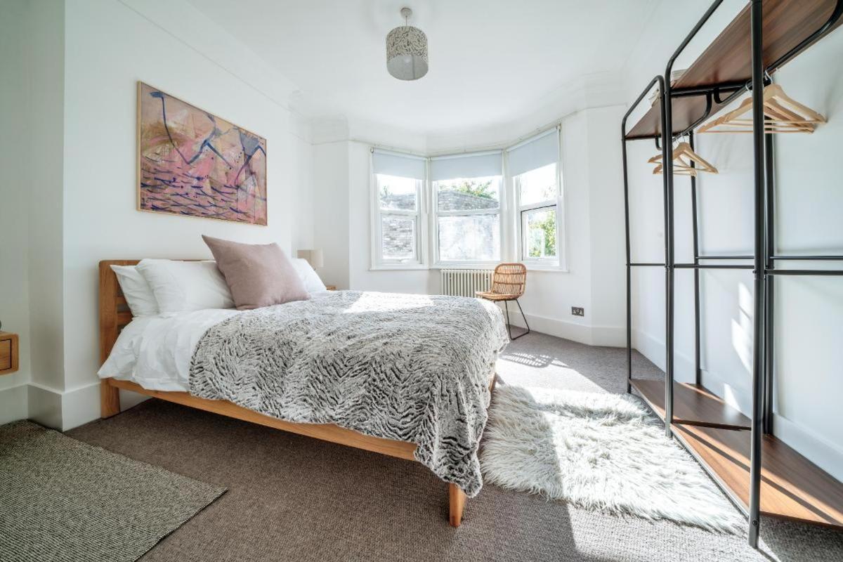 Stunning 5bd With Private Garden & Parking Access Holiday home