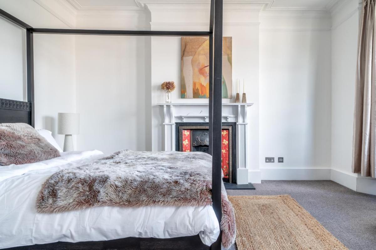 Holiday home Stunning 5bd With Private Garden & Parking Access *