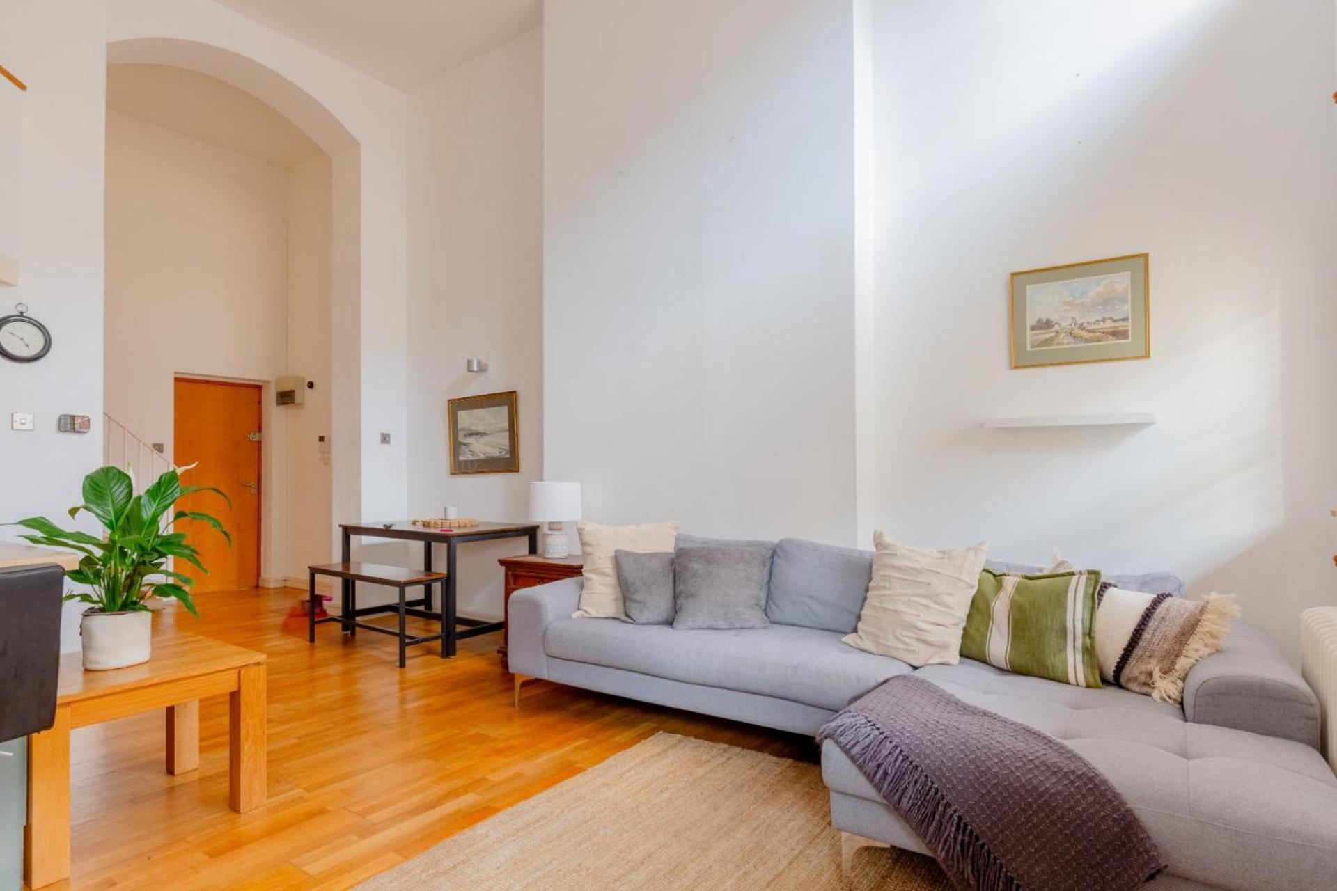 1bd Flat With Gym In Victorian Conversion Brixton Apartment