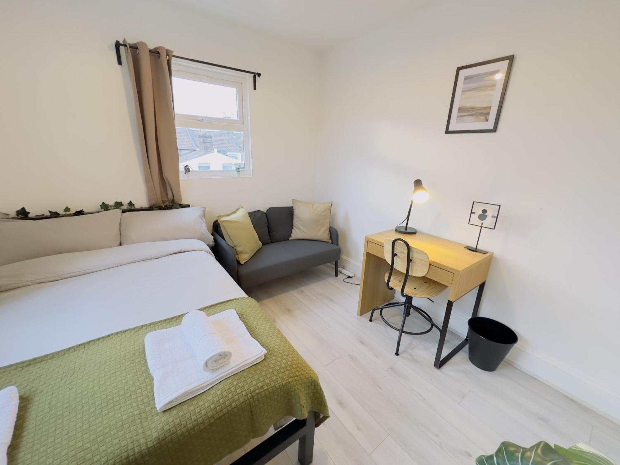 Leyton House - Sleepylodge Guest house *