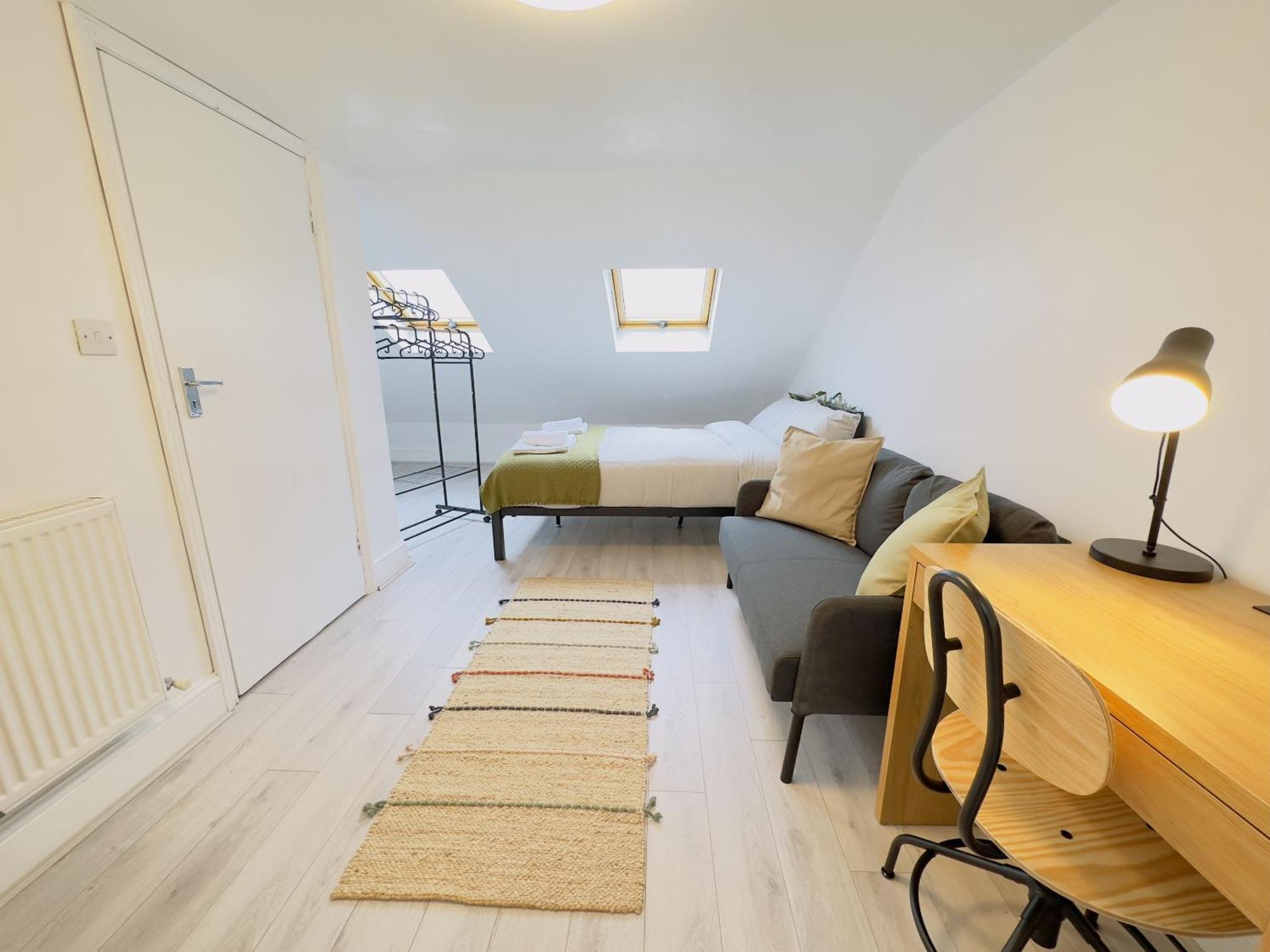Leyton House - Sleepylodge Guest house London