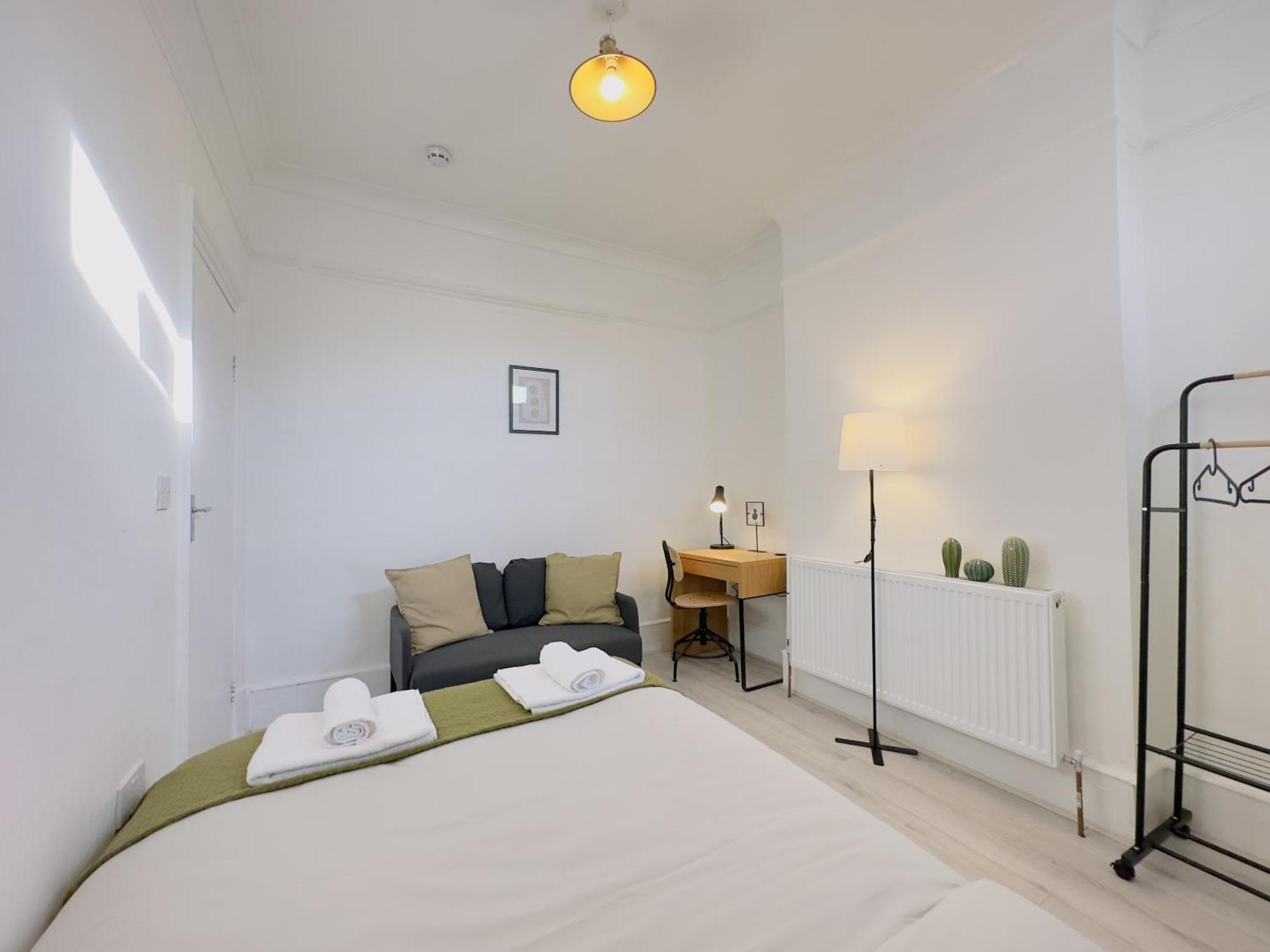 Leyton House - Sleepylodge Guest house *