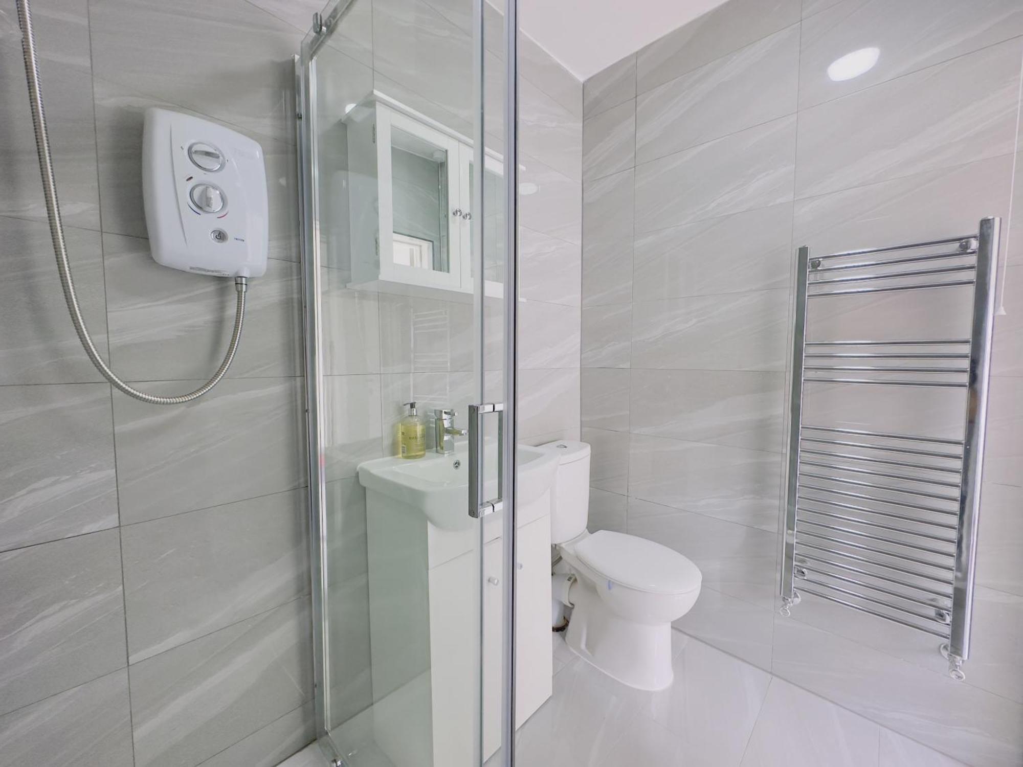 Leyton House - Sleepylodge Guest house London