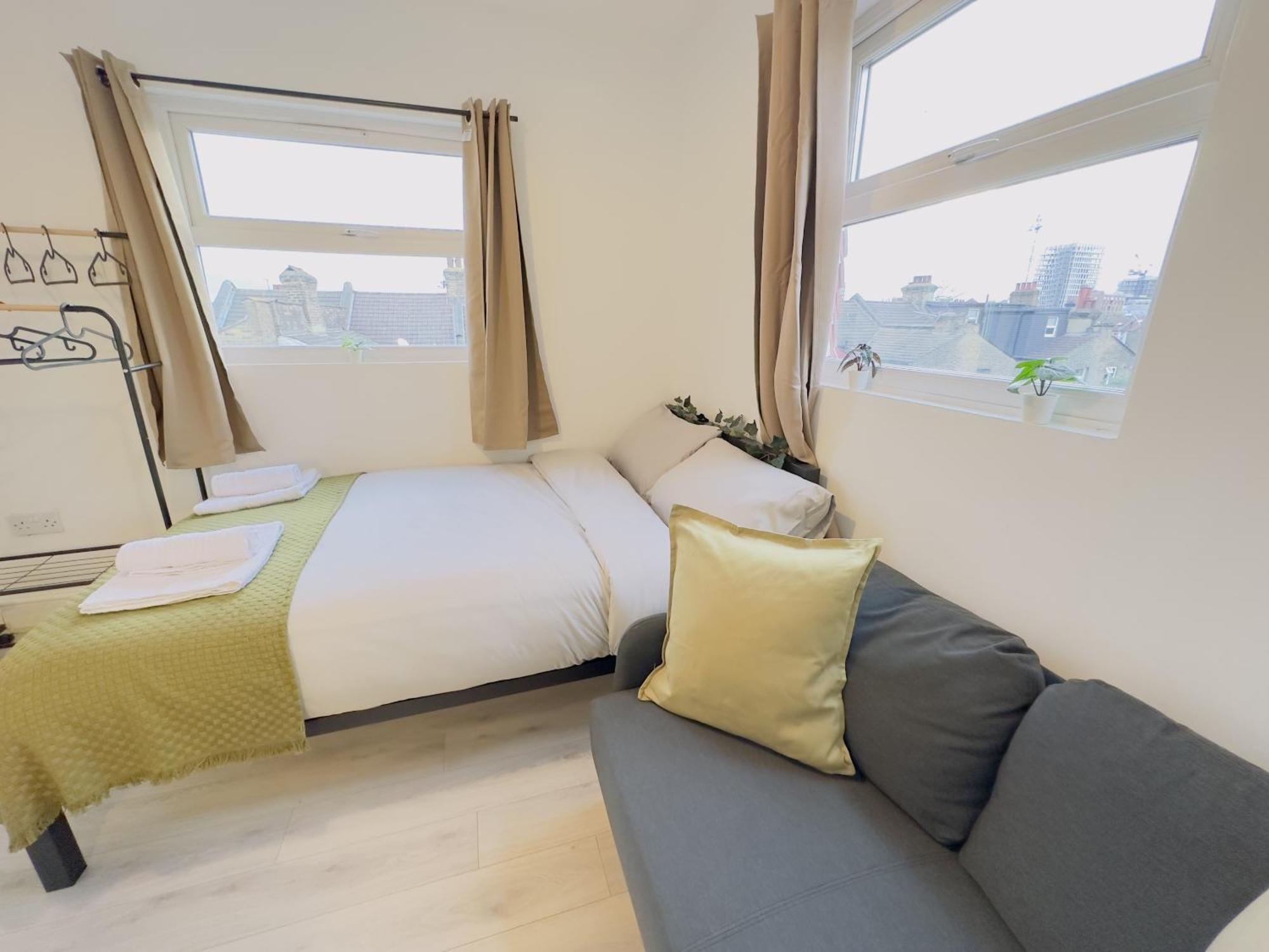 Leyton House - Sleepylodge Guest house *