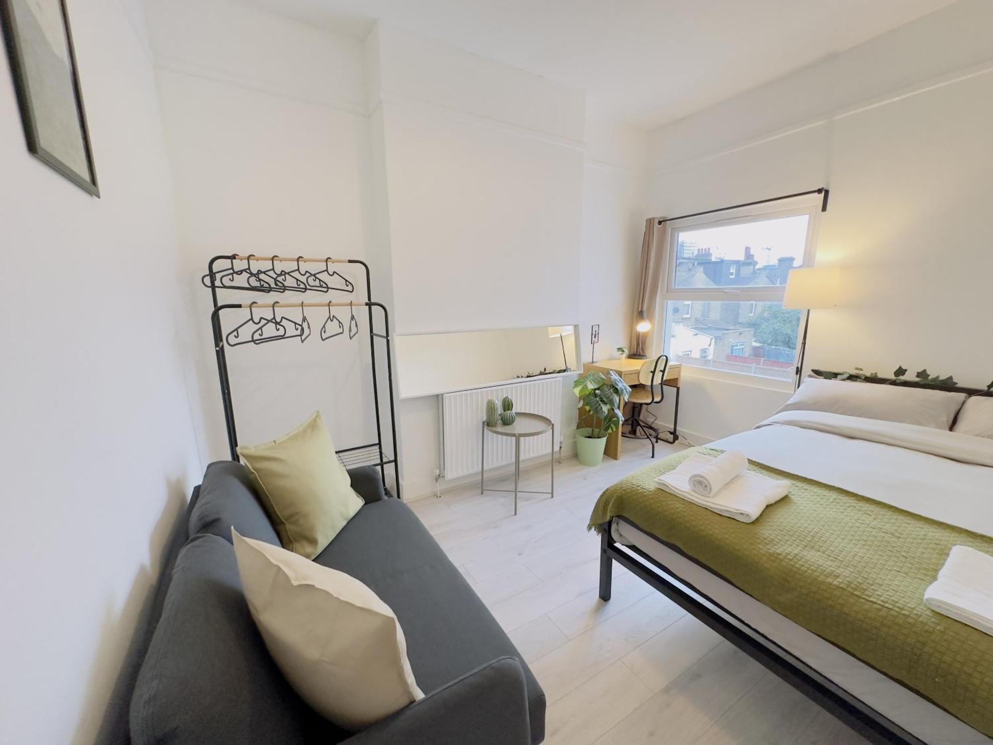 Leyton House - Sleepylodge Guest house London