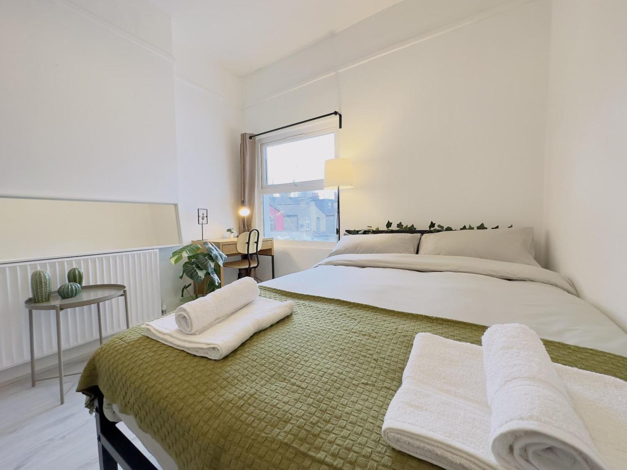 Leyton House - Sleepylodge Guest house *