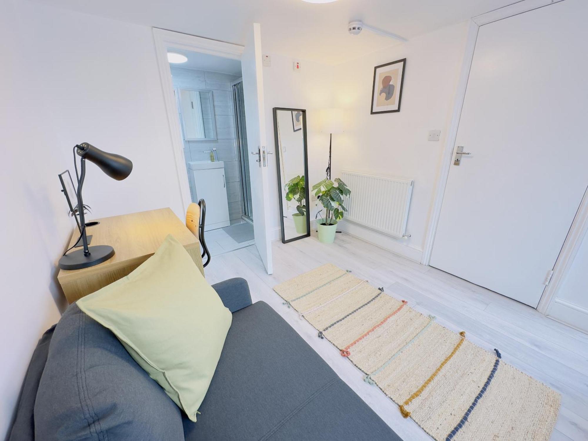 Leyton House - Sleepylodge Guest house London